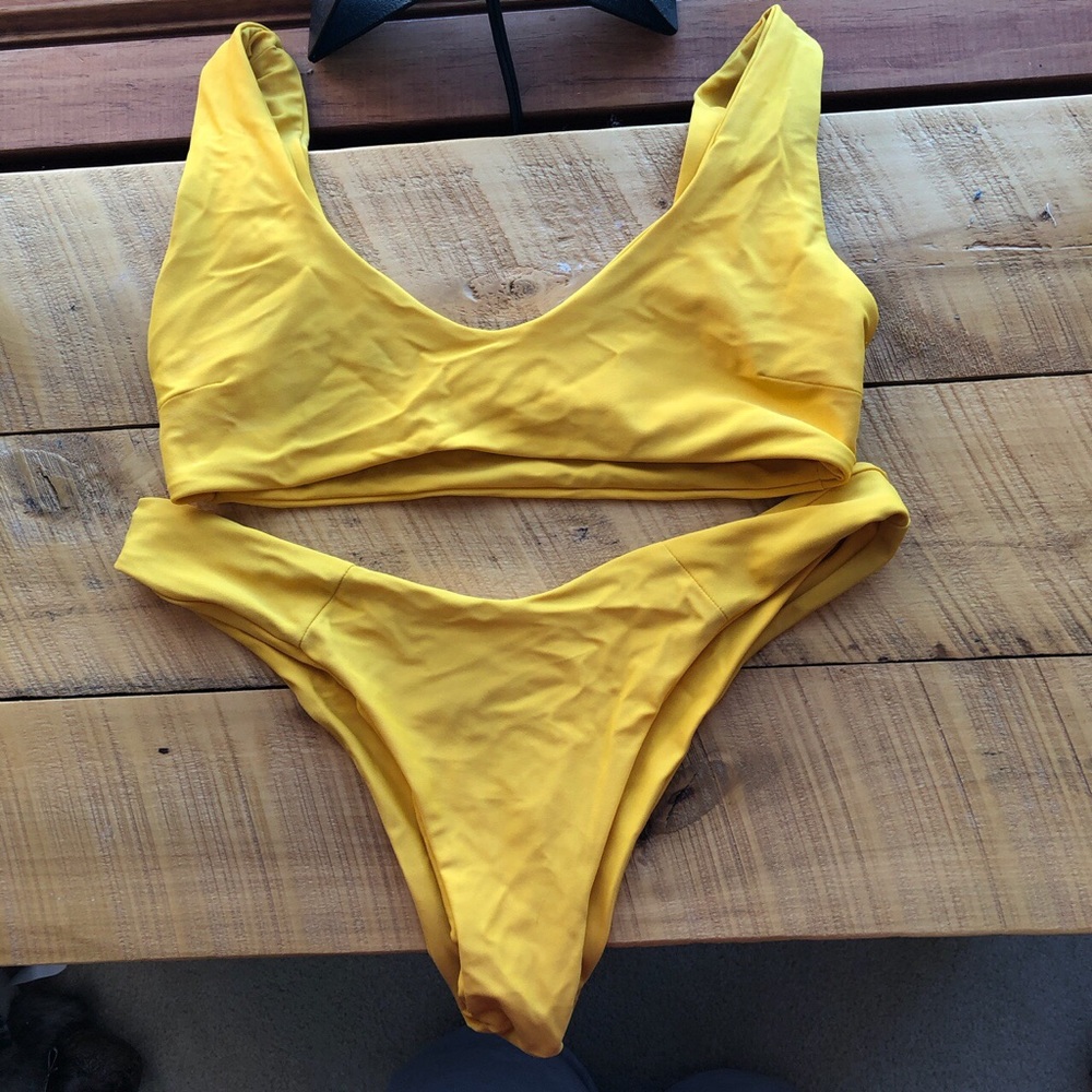 Black bough swim mango